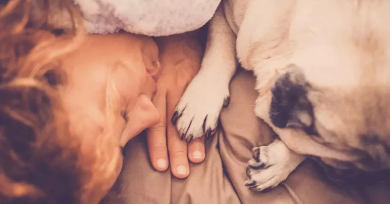 Adolescente feliz abraçando seu cachorro golden retriever, simbolizando o vínculo positivo entre jovens e animais de estimação.