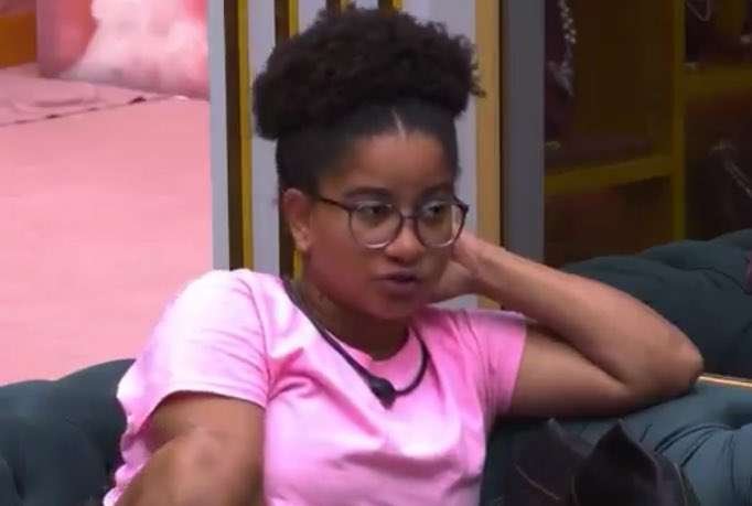 Milena do BBB 26 em momento de decisão entre figurino e cirurgia do cachorro